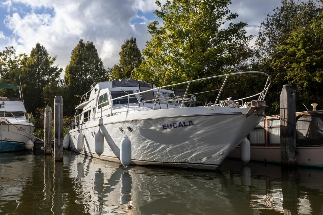 Eucala Motor Yacht Hotel East Molesey Eksteriør billede
