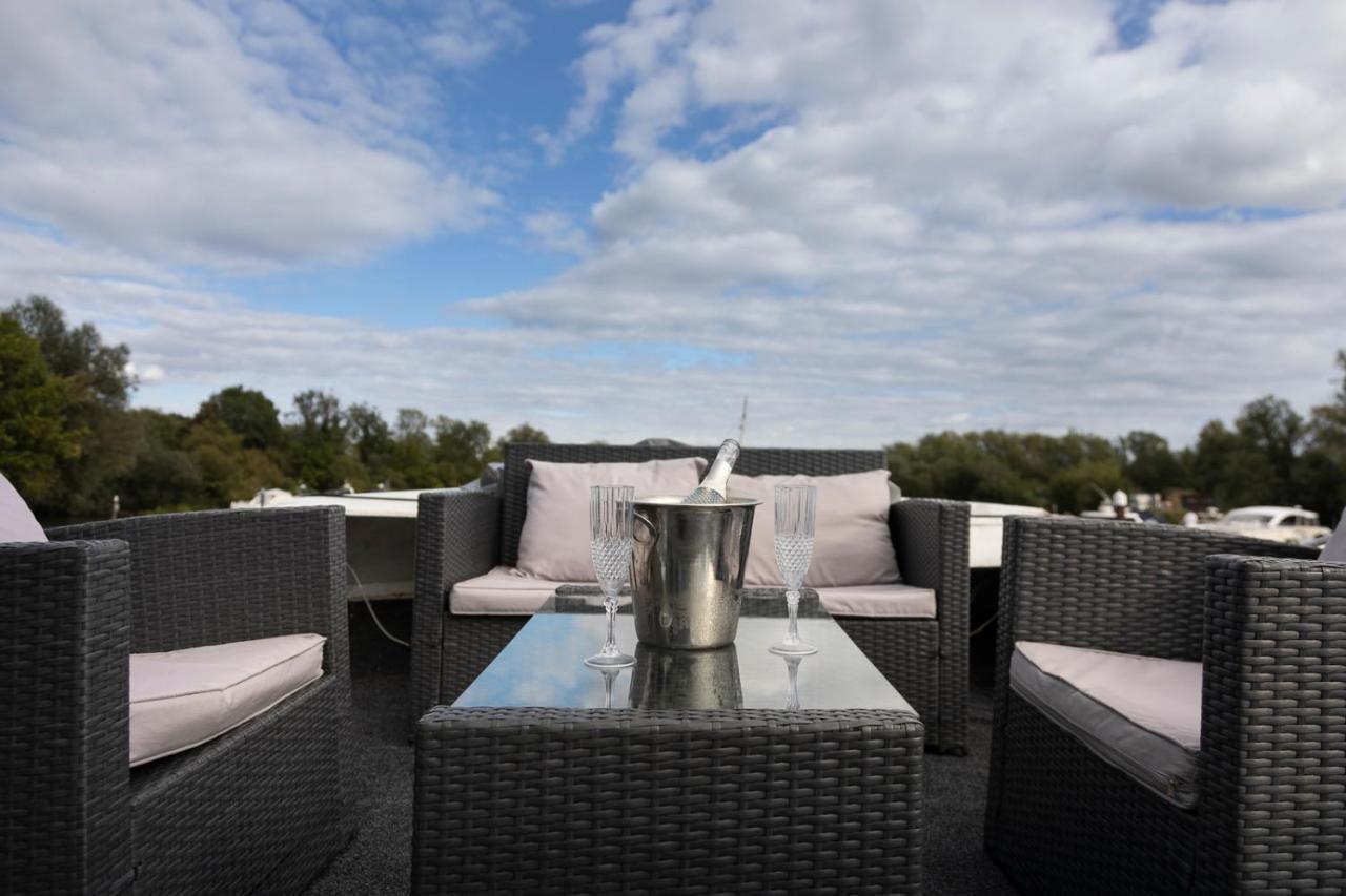 Eucala Motor Yacht Hotel East Molesey Eksteriør billede