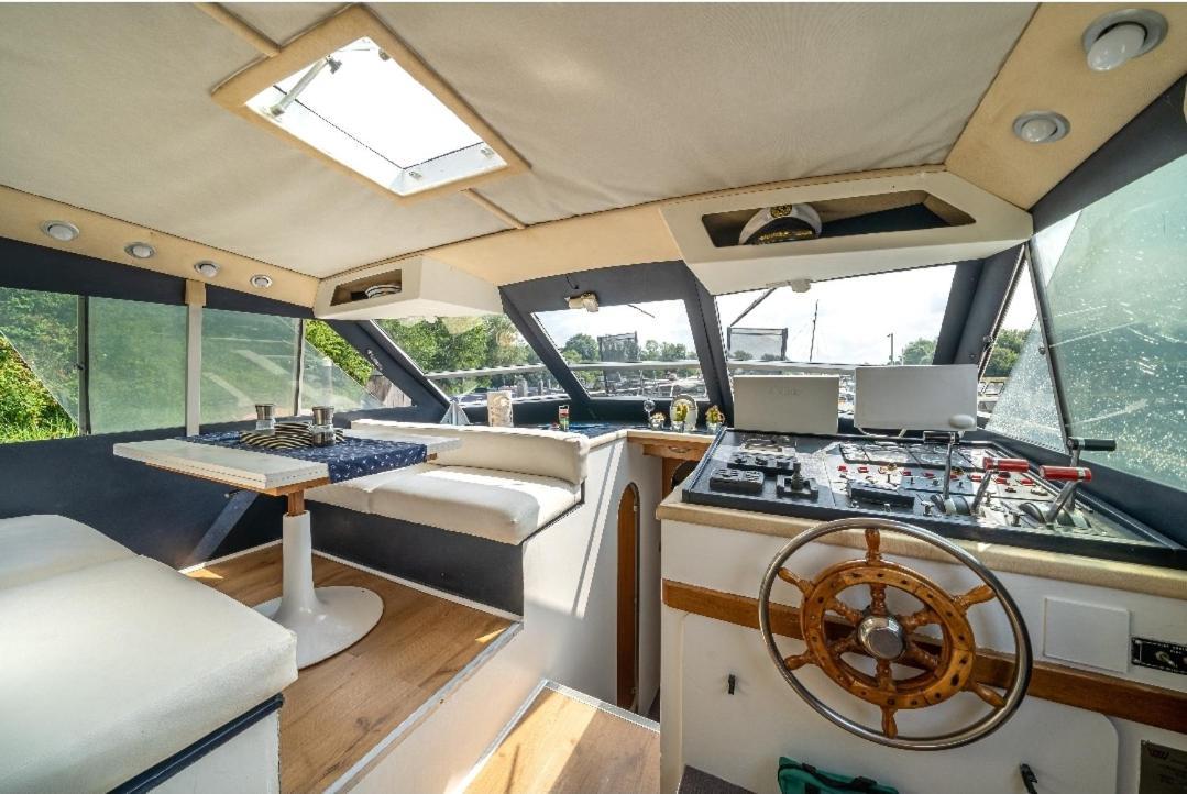 Eucala Motor Yacht Hotel East Molesey Eksteriør billede